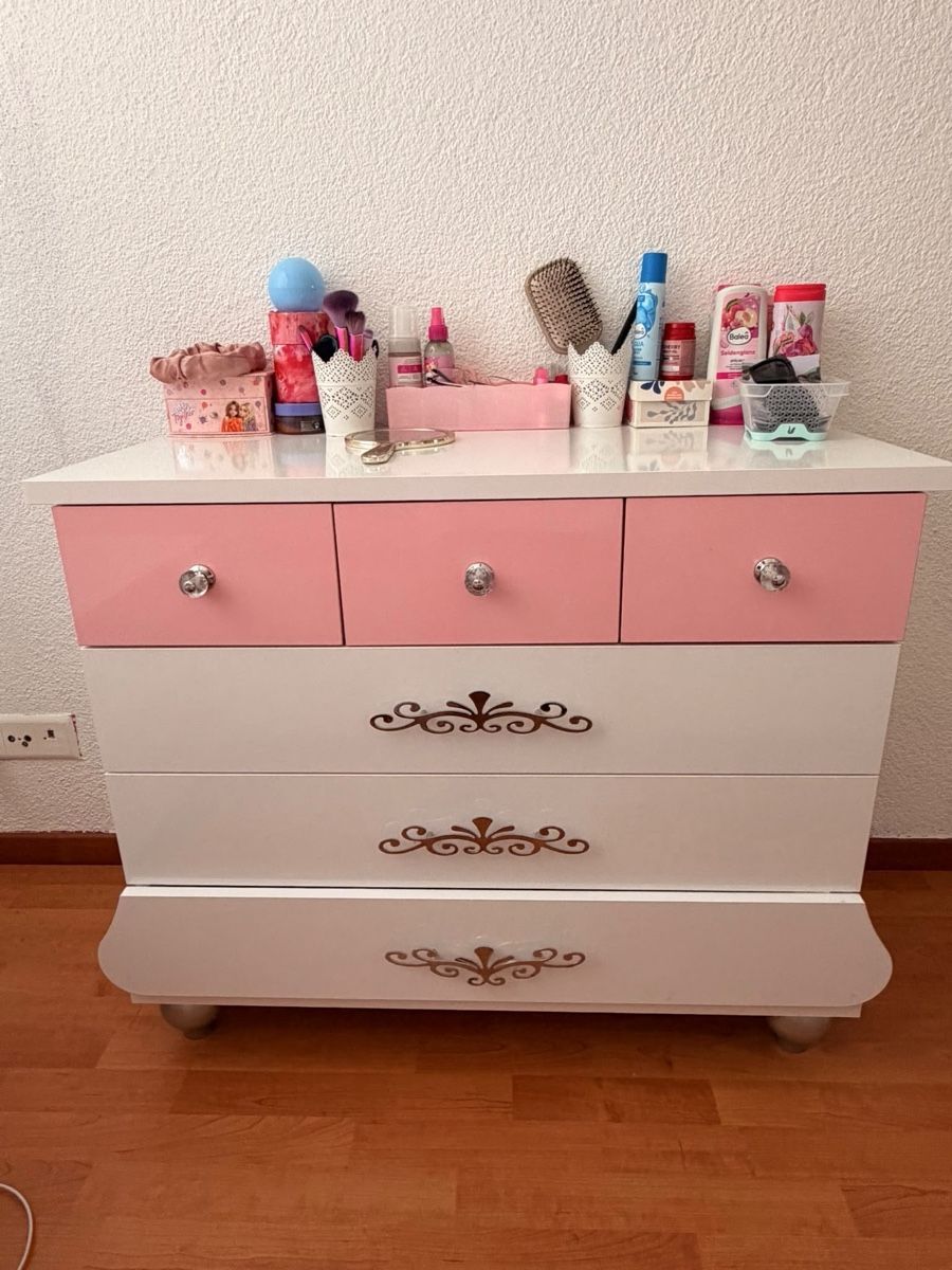 Commodes: Kommode Rosa/Weiss 3 Schübe mit Griffen Dekor – D'occasion à Matzingen par Slny7