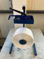 Banderoliergerät mit Rollenband und Verschlussklemmen
