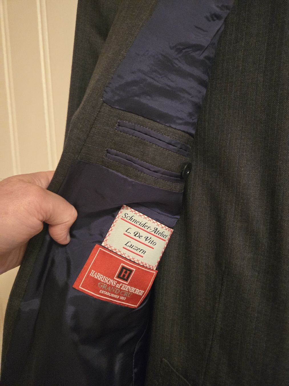 Completi, tute sportive e funzionali: BUSINESS SUIT 3 PC  – Usato da Zug venduto da f_t_827r 7