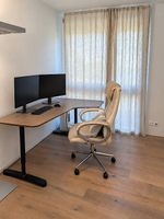 Praktischer Bürotisch mit Bürostuhl