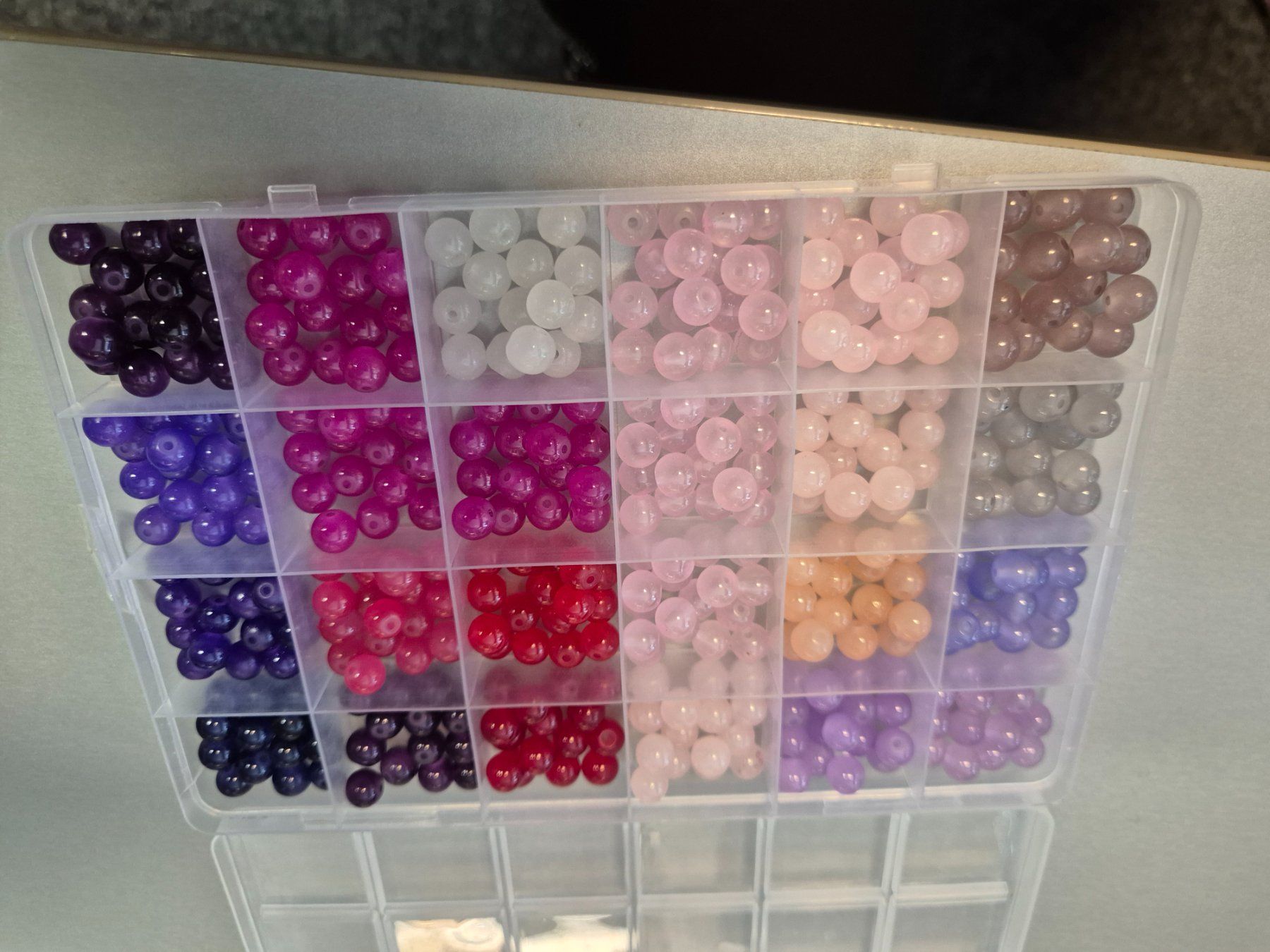 Perlen (unechte): 1 Box mit 24 Farben Glasperlen – Neu (gemäss Beschreibung) aus Läufelfingen von Netti04 2