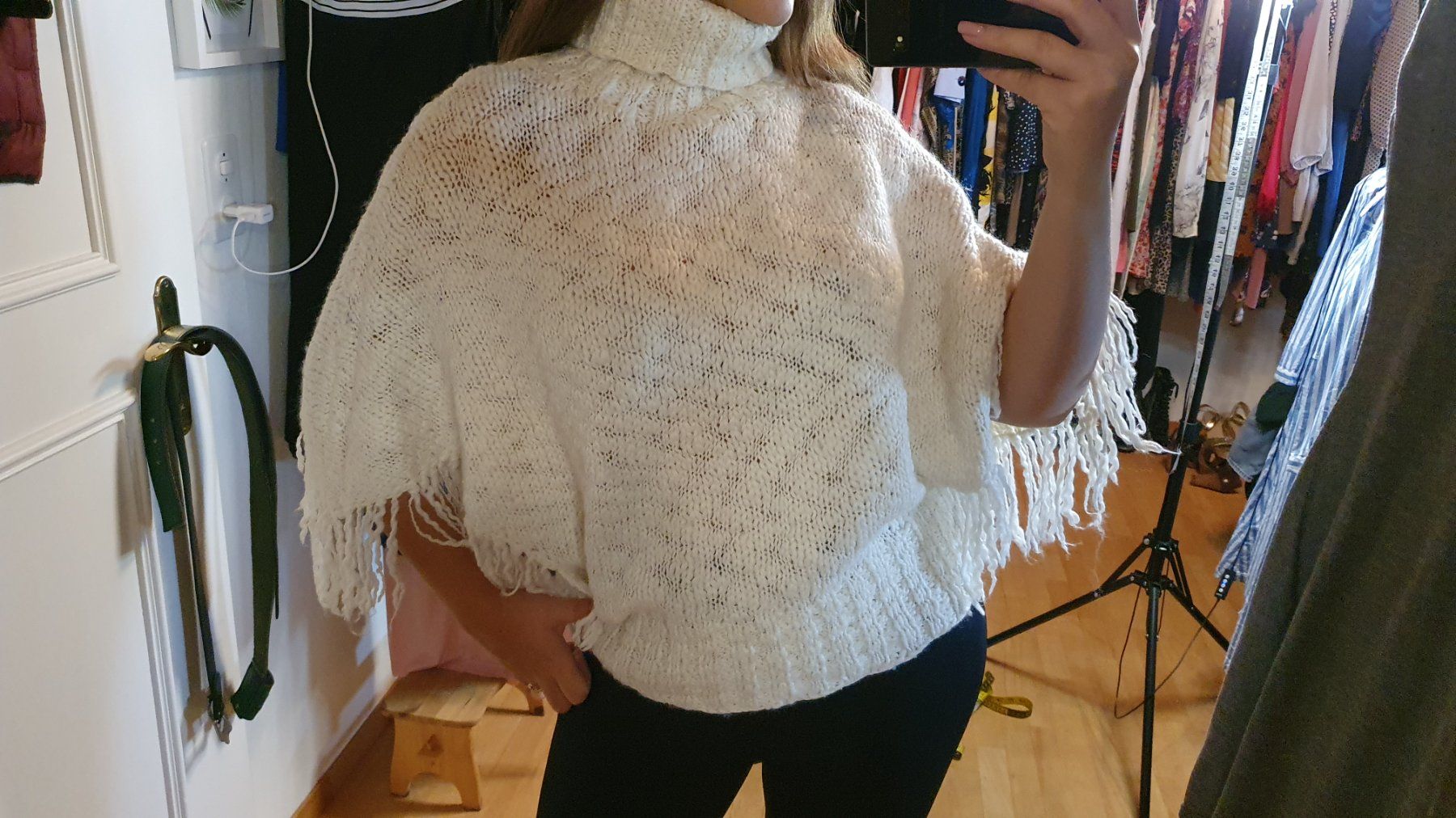 Altro in Moda donna: Weisser Strickponcho mit Fransen Gr. 40/42 – Usato da Wald ZH venduto da CapLux 1