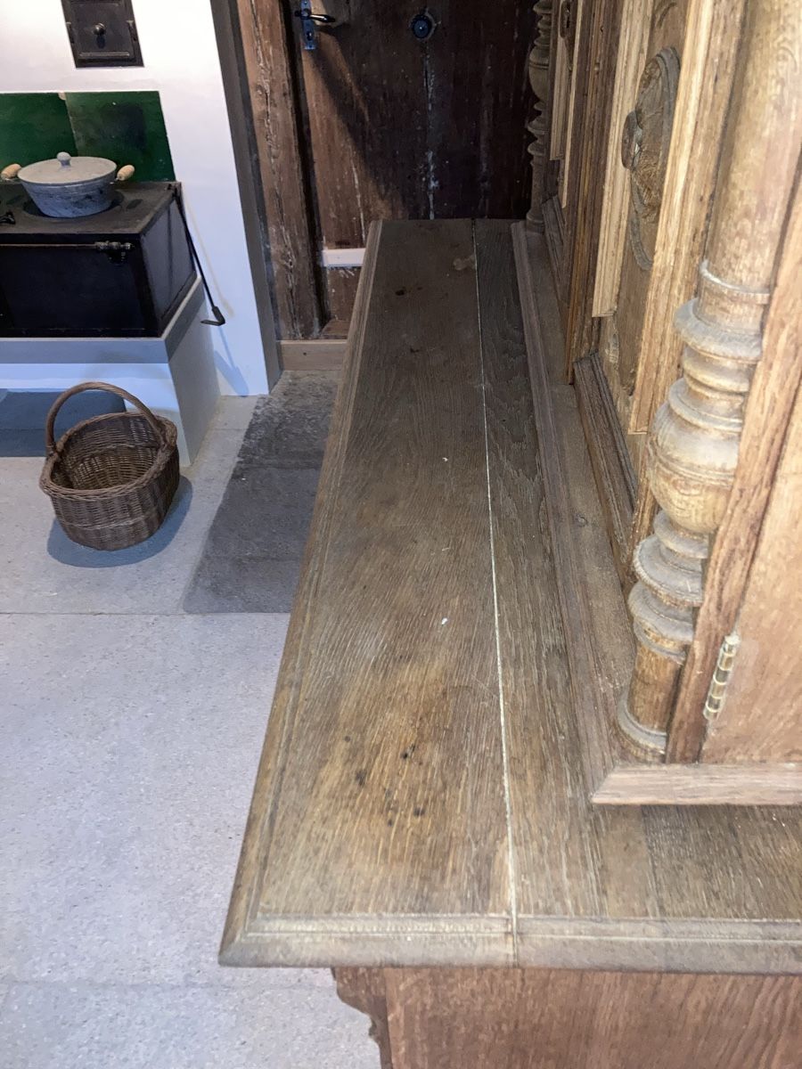 Credenze: Antiker Buffetschrank aus massiver Eiche – Usato da Staufen venduto da Simbob 6