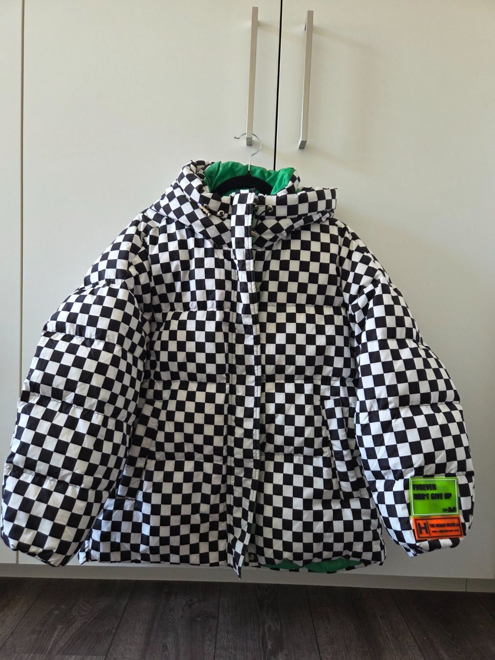 Giacche: Schwarz-weisse Oversize Winterjacke mit Karomuster – Usato da Wittnau venduto da nat_lby6 1