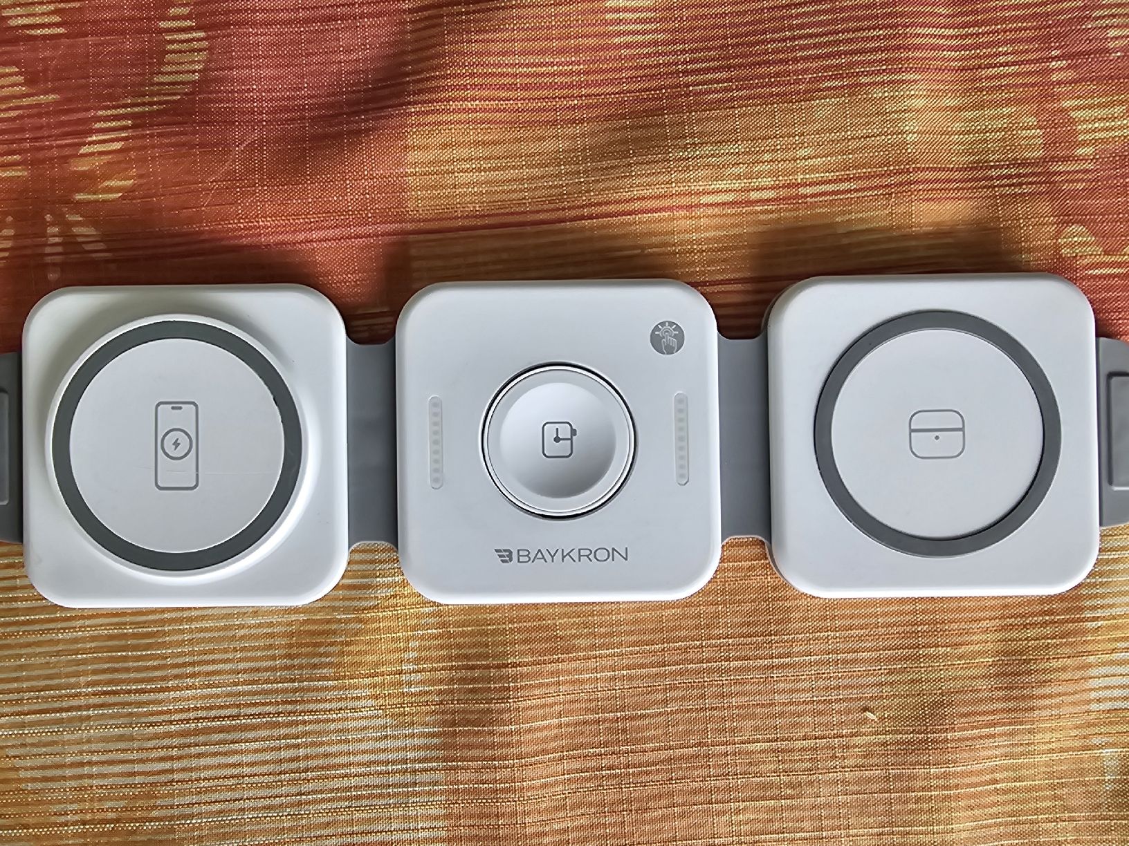 Apple Caricabatterie: BAYKRON 3-in-1 Wireless Charging Stand! – Usato da Zug venduto da Andkur1971