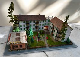 Wohnblock mit Parkanlage der 70er Jahre - Spur HO!