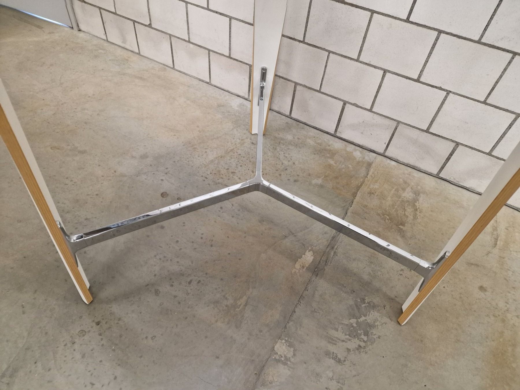 Tische: Brunner Hoc - Stehtisch / Bartisch weiss – Neu (gemäss Beschreibung) aus Urtenen-Schönbühl von brunner-ag 1