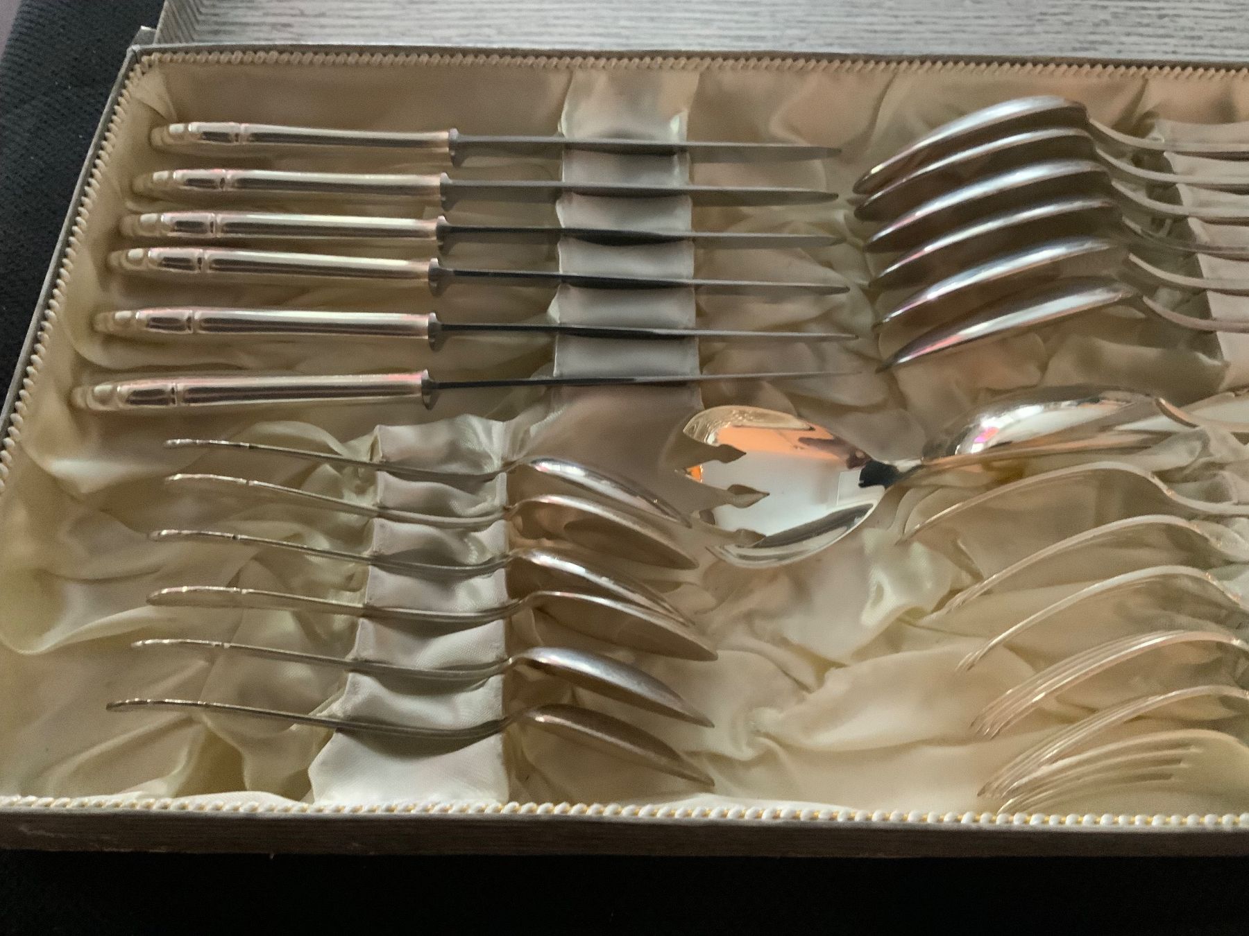 Set di posate: 24 teilige Silberbesteck mit 1 Schöpfbesteck – Nuovo (secondo la descrizione) da Schübelbach venduto da S1CH 3
