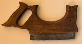 ANTIKE SÄGE MIT HOLZGRIFF