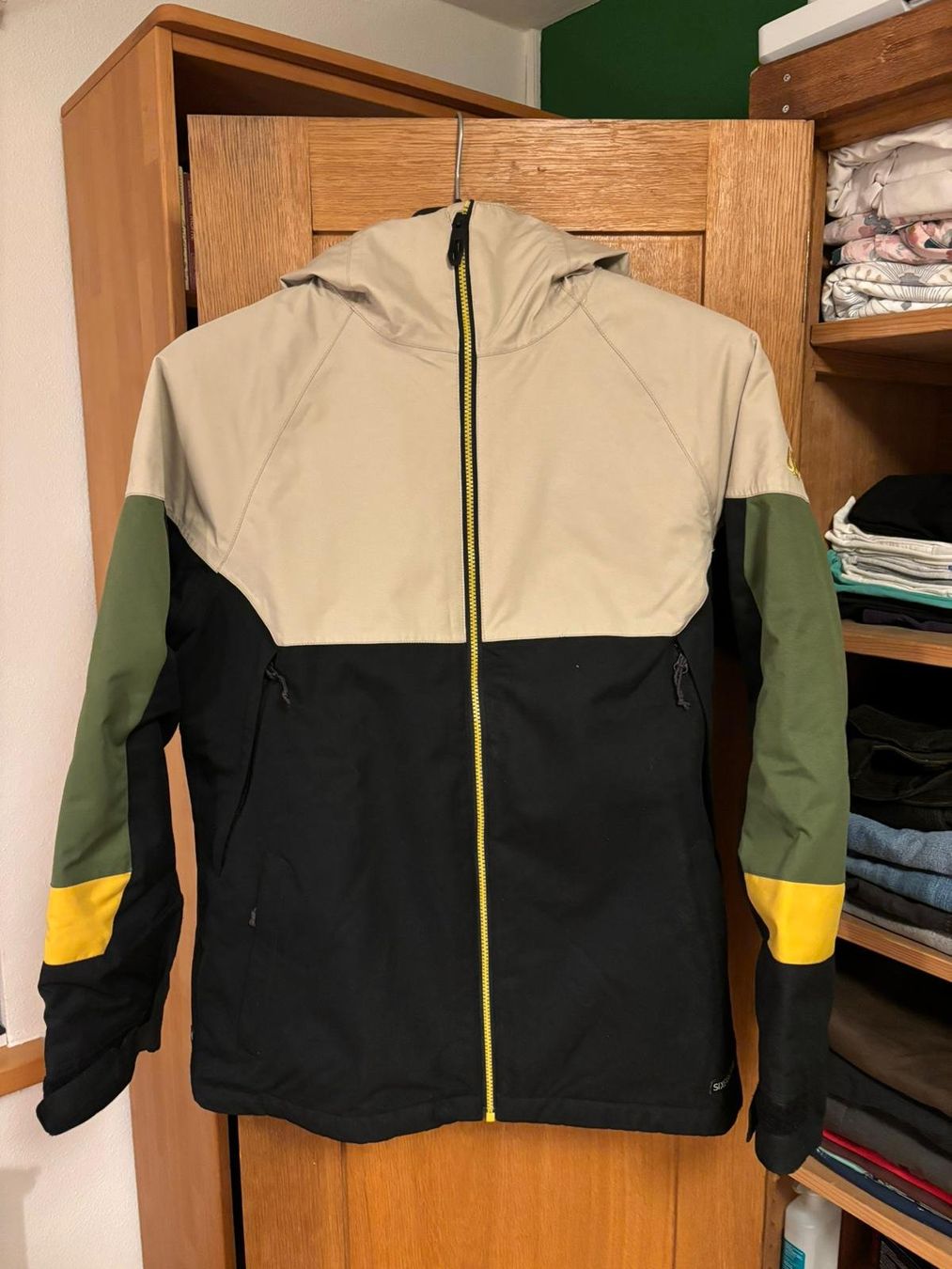 Jacken: Ski- & Snowboardjacke 686 – Gebraucht aus Pfäffikon ZH von levrailvcien