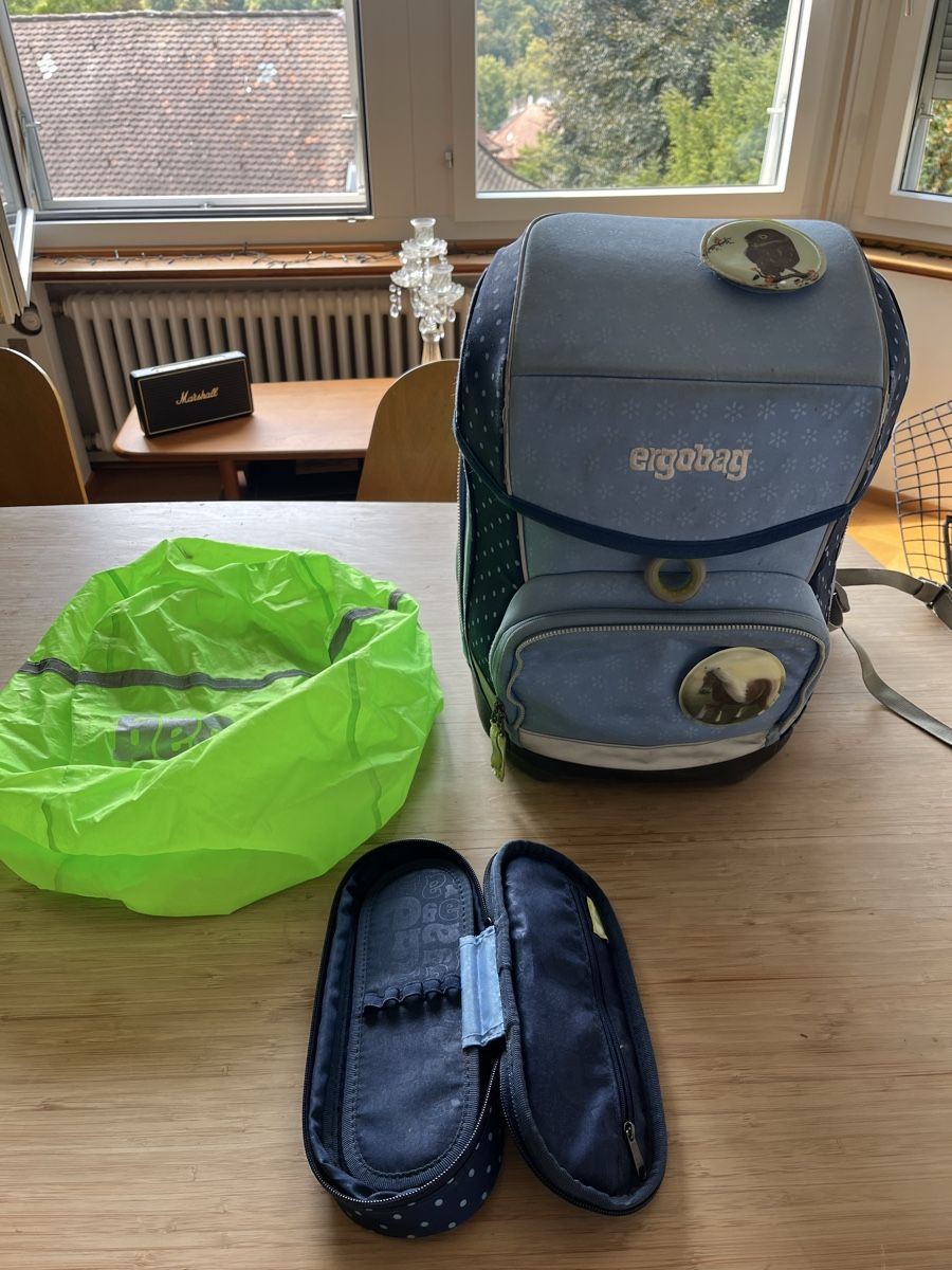 Ergobag Zaini: Ergobag Schulrucksack blau inkl. Etui & Regenschutz – Usato da Zürich venduto da NSJ 1