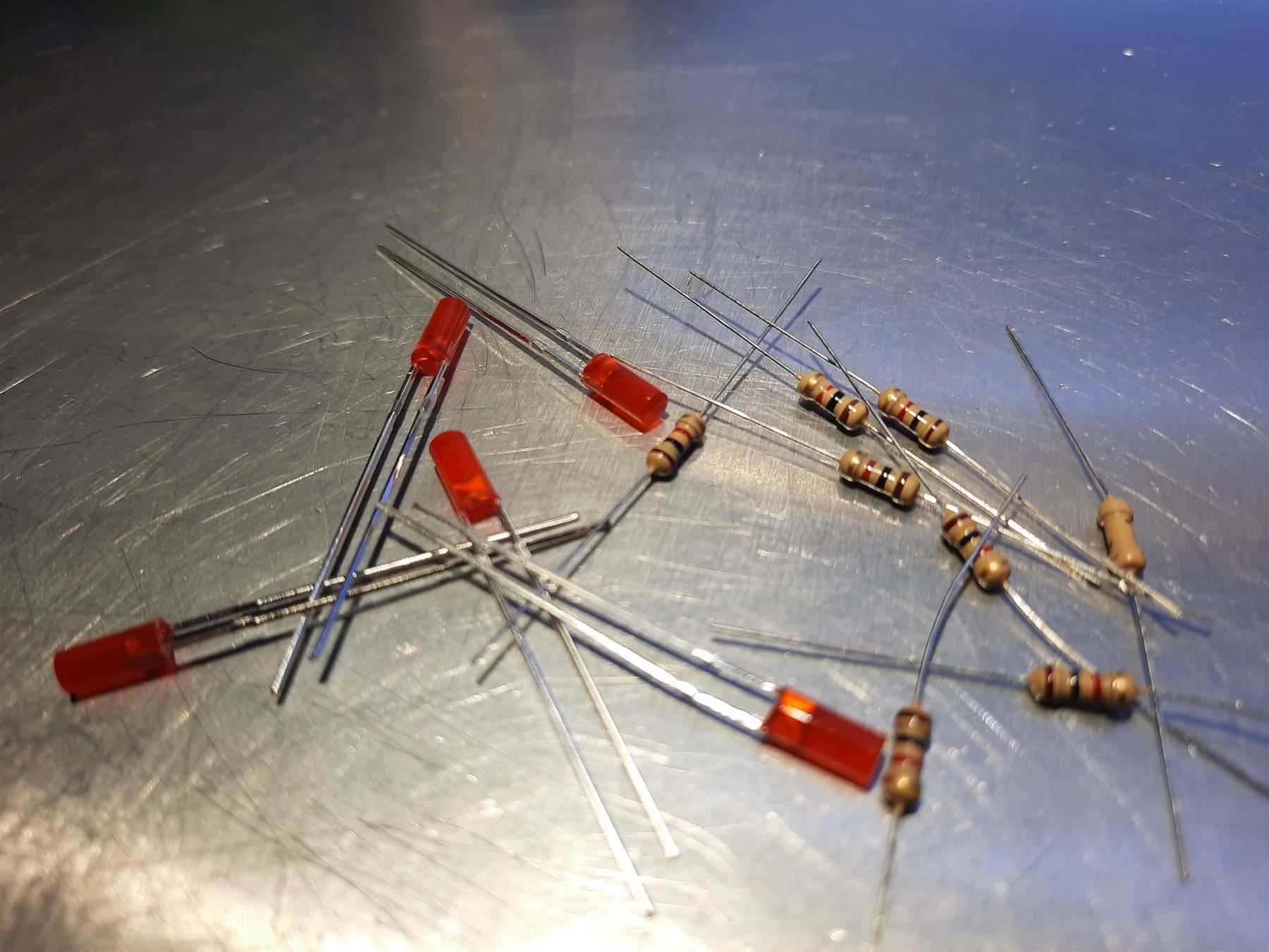 Componenti elettronici: Zylinder-LED rot 3mm, 5 Stück – Nuovo (secondo la descrizione) da Luzern venduto da Salefactory 1
