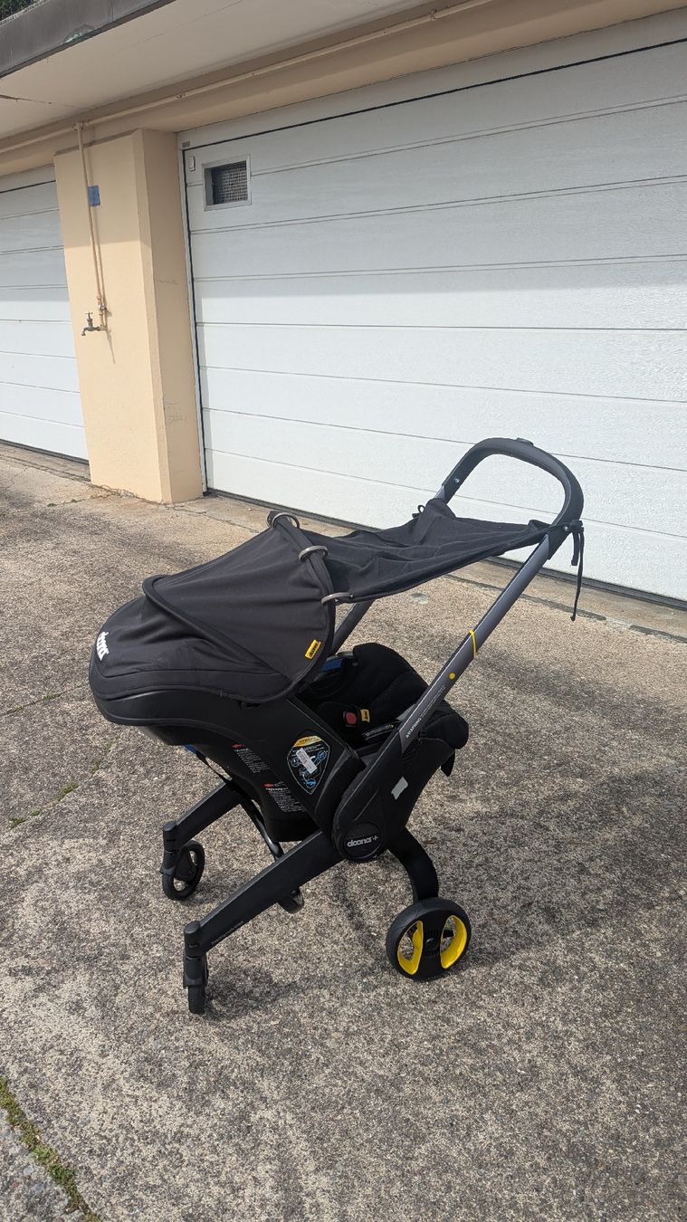 Doona Seggiolini per auto: Doona+ stroller and car seat with Isofix base – Usato da Meilen venduto da altt