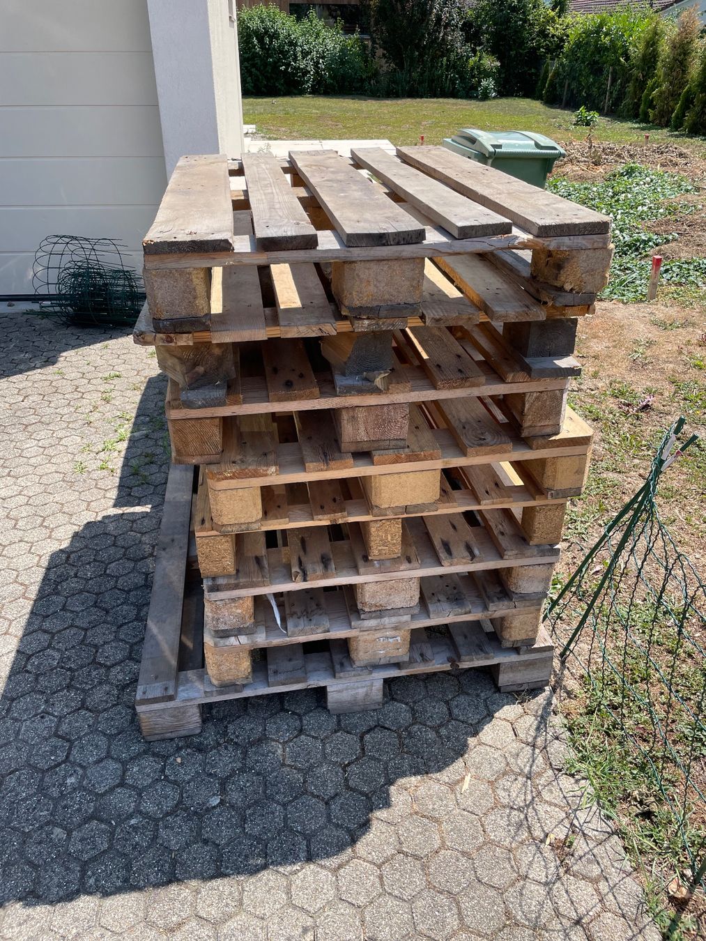 Paletten: 8 Holzpaletten gebrauchter Zustand – Gebraucht aus Biel-Benken BL von Ddrummer