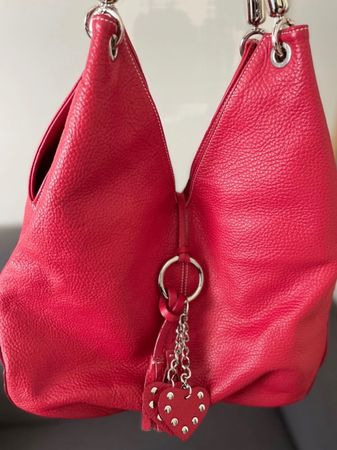 Rote Leder Handtasche mit Herzanhänger, Top Zustand!