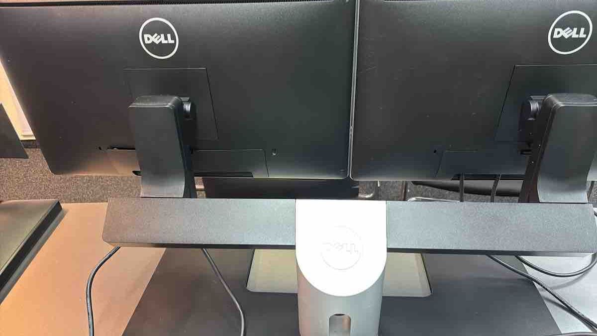 Dell Docking station: Dell Docking Station with Two Monitors – Usato da Buttwil venduto da Mmkg 7