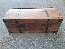Coffre ancien en bois avec ferrures état d'occasion