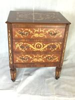 Commode de style Louis XV en placage marqueterie .