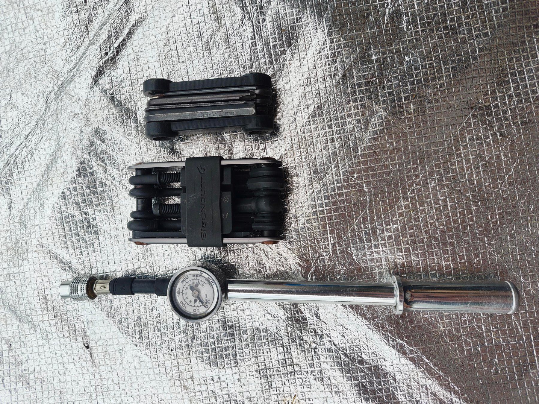 Bontrager Tous les outils: Bontrager und Blackburn Multitools und Dämpferpumpe – D'occasion à Luzern par bdiener