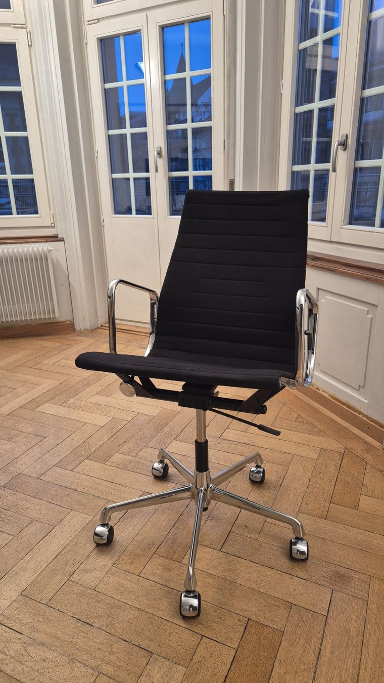 Eames Stühle: Eames Aluminium Chair (Vitra) – Defekt aus Bern von Gregonetwo