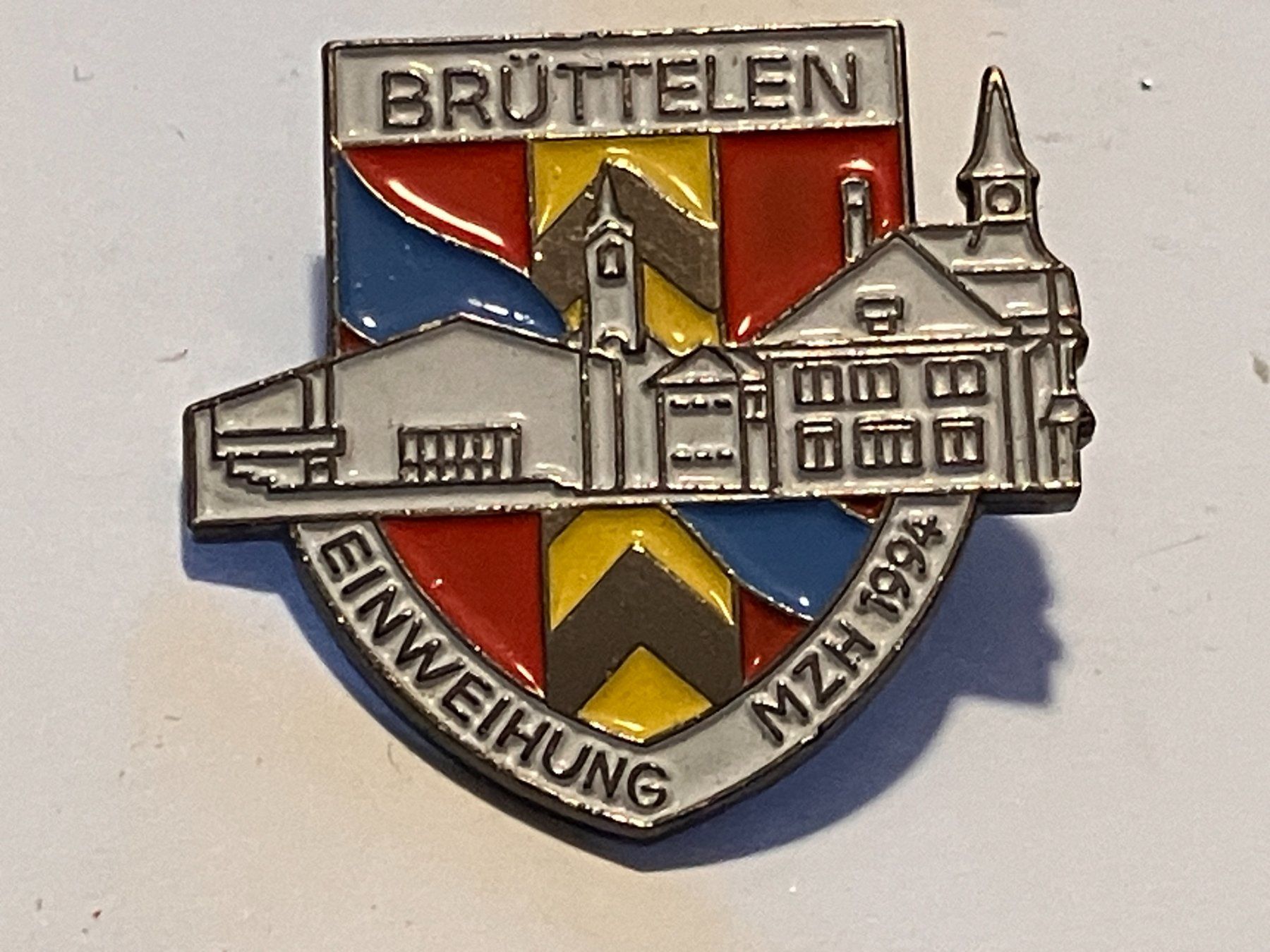 Placchette & Badge: 1 Pin Brüttelen Einweihung MZH 1994 – Usato da Basel venduto da djwwpp