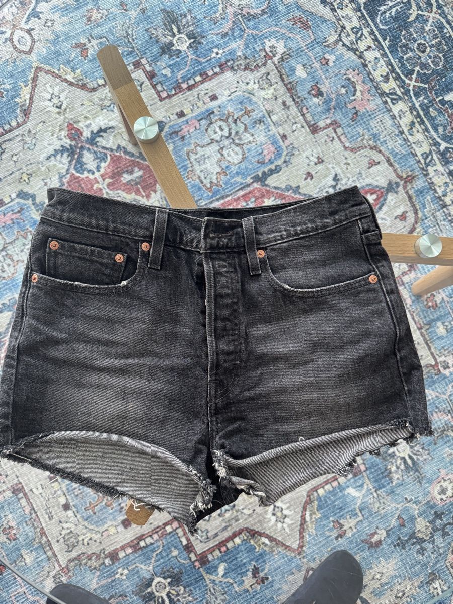 Levi's Jeans: Levi's Damen Shorts schwarz – Usato da Bottighofen venduto da mlj_5dlb 3