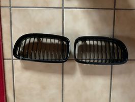 Grilles BMW E90 & E91 séries 3 noires brillantes d’origine