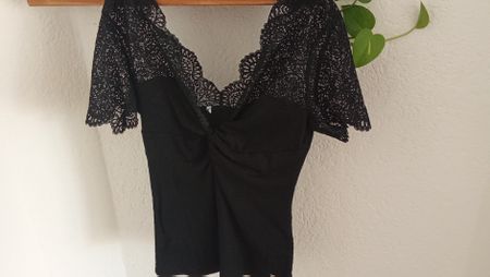 Haut femme noir avec dentelle taille M