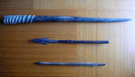 1 gebrochener Holzspeer mit Eisenspitze und Köcher aus Horn