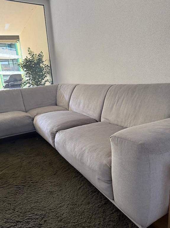 Livique Sofas: Grosszügiges Ecksofa "Oliver" inkl. Hocker  Hellgrau – Gebraucht aus Lenzburg von solidokan 4