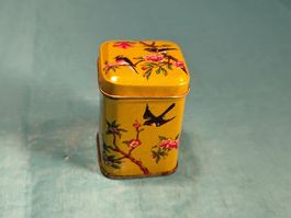 Blechbüchse, goldfarben, Vögel und Blüten