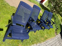 4 Plastik-Gartenstühle, gut erhalten, faltbar, mit Kissen