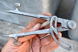 antik PEUGEOT FRÈRES Bogenzirkel / Stechzirkel L 15.5cm LÖWE