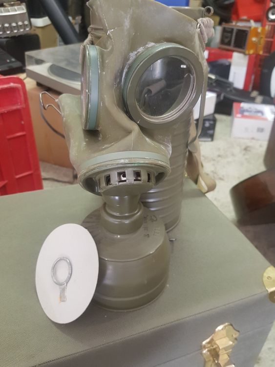 Masque à gaz antique gris et vert