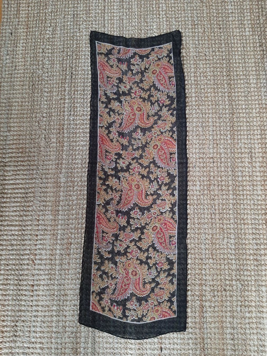 Foulard & Sciarpe: Echarpe en mousseline noire et dorée – Usato da Lausanne venduto da Cognitia