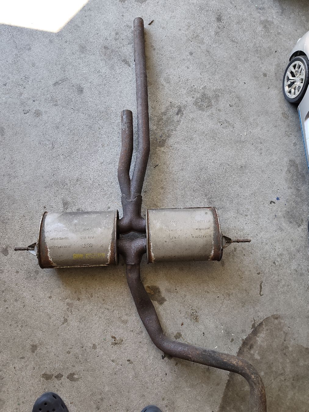 Audi Sistemi di scarico: 8A0253411H Audi 80 B4 V6 Mittelschalldämpfer – Difettoso da Rebstein venduto da andi322 4