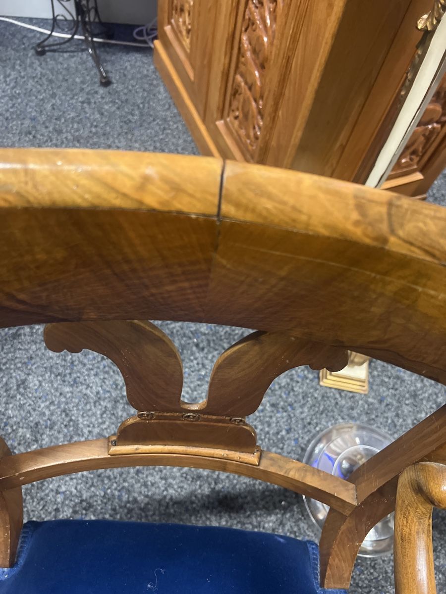 Chaises: Antiker Nussbaum Stuhl mit blauem Samtbezug – D'occasion à Rorschach par TrendyDeals 4