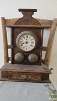 Ancienne horloge en bois avec sonnerie