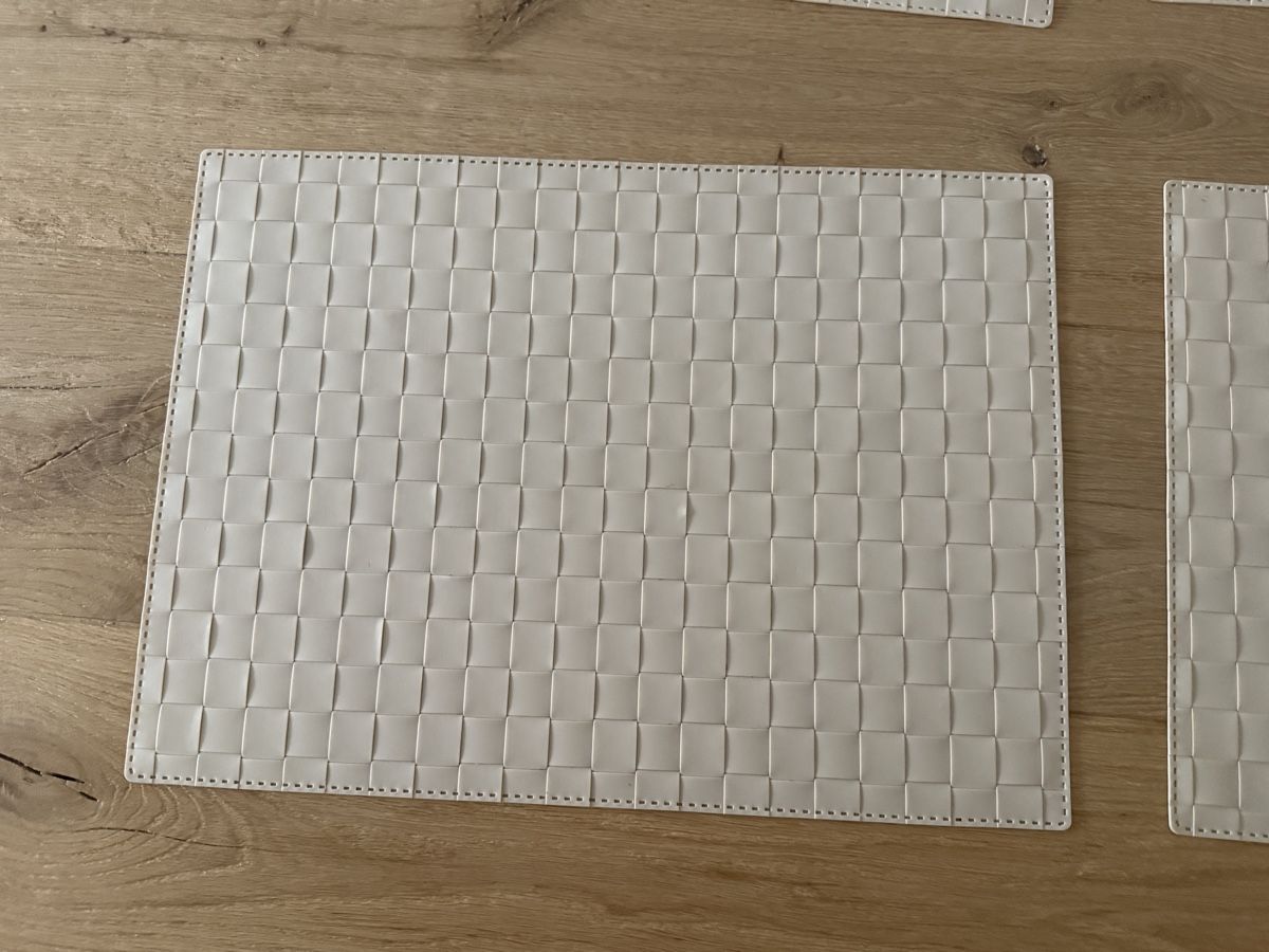 Set di tavolo e panche: 4 Tischsets beige, Flecht-Optik, neuwertig – Usato da Ebikon venduto da her_82yr 2