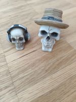 Dekorative Totenkopf Figuren mit Hut und Kopfhörer