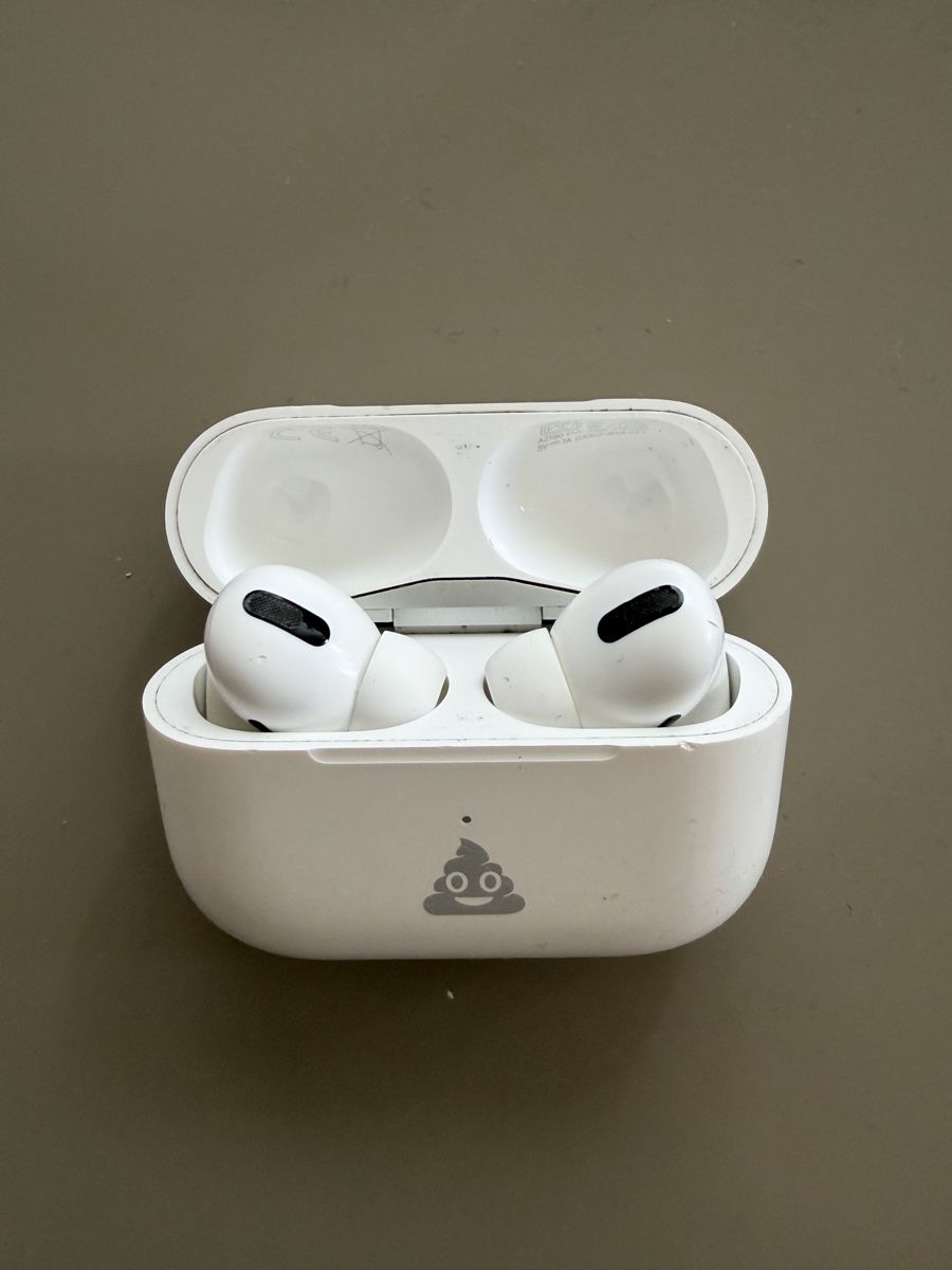 Apple Cuffie: Apple AirPods Pro mit Ladecase, 💩, lightning – Usato da Zürich venduto da fluepante 1