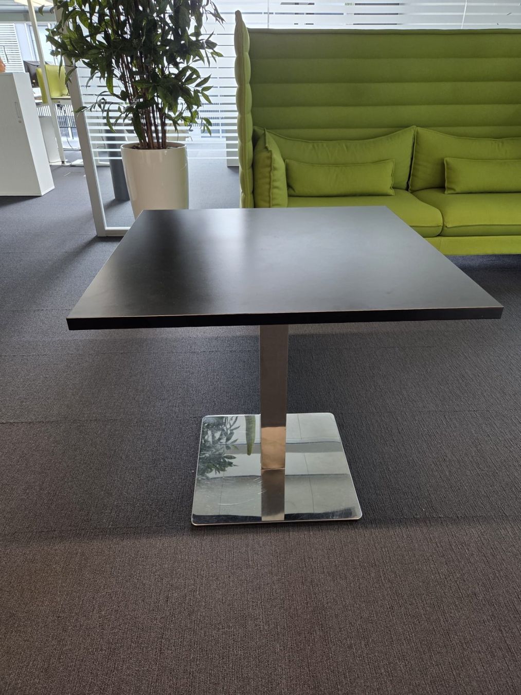 Tavoli: Quadratischer, moderner Tisch – Usato da Brugg AG venduto da nl_