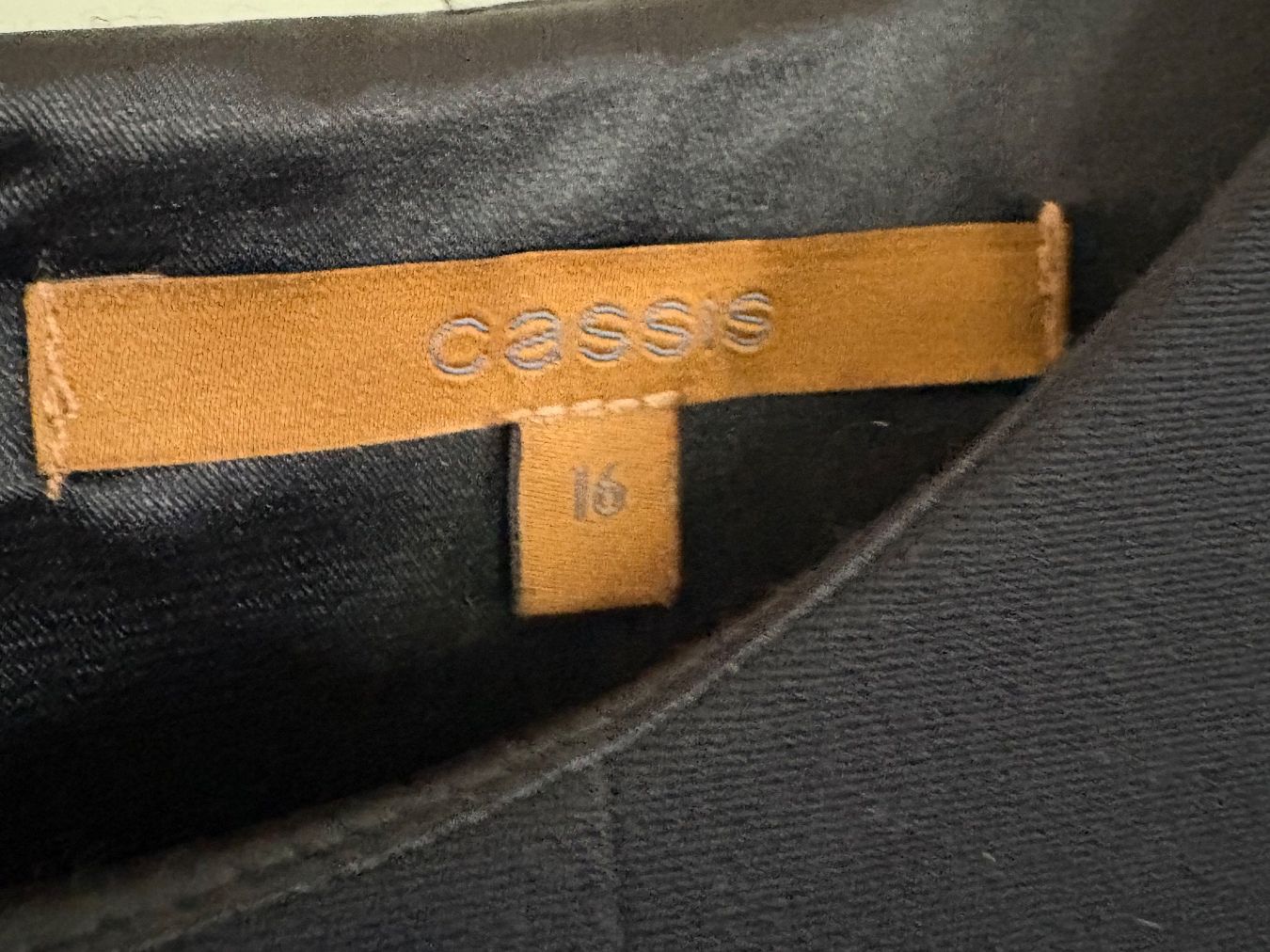 Kleider: Wunderschönes schwarzes Etui-Kleid Gr 46 – Gebraucht aus Uster von pri_6r68 6