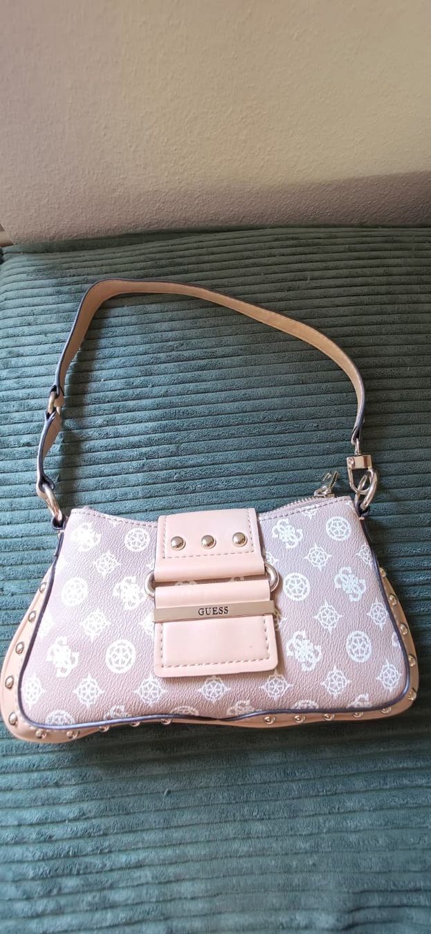 Guess Borse da donna: Sac à main Guess (PG812920) – Nuovo e nell'imballaggio originale da La Sarraz venduto da Torog666 2