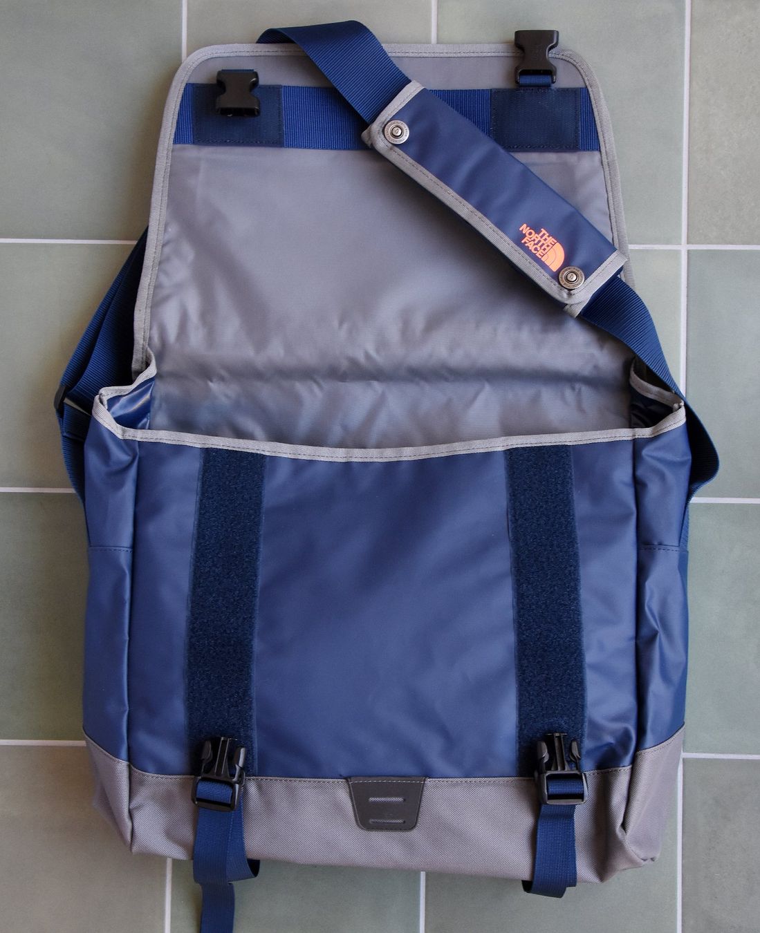 North Face Borse: North Face Base Camp Messenger Bag – Usato da Bern venduto da Mydogonline 2