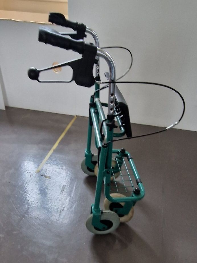 Ausili per la deambulazione: Rollator Farbe Grün Nr. 1 – Usato da Niederbipp venduto da Trude04 3