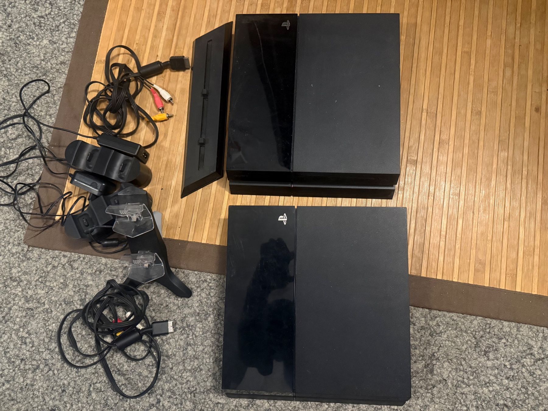 Sony Console: 2 PS 4 Konsolen plus Zubehör – Usato da Dietlikon venduto da NESFEVER