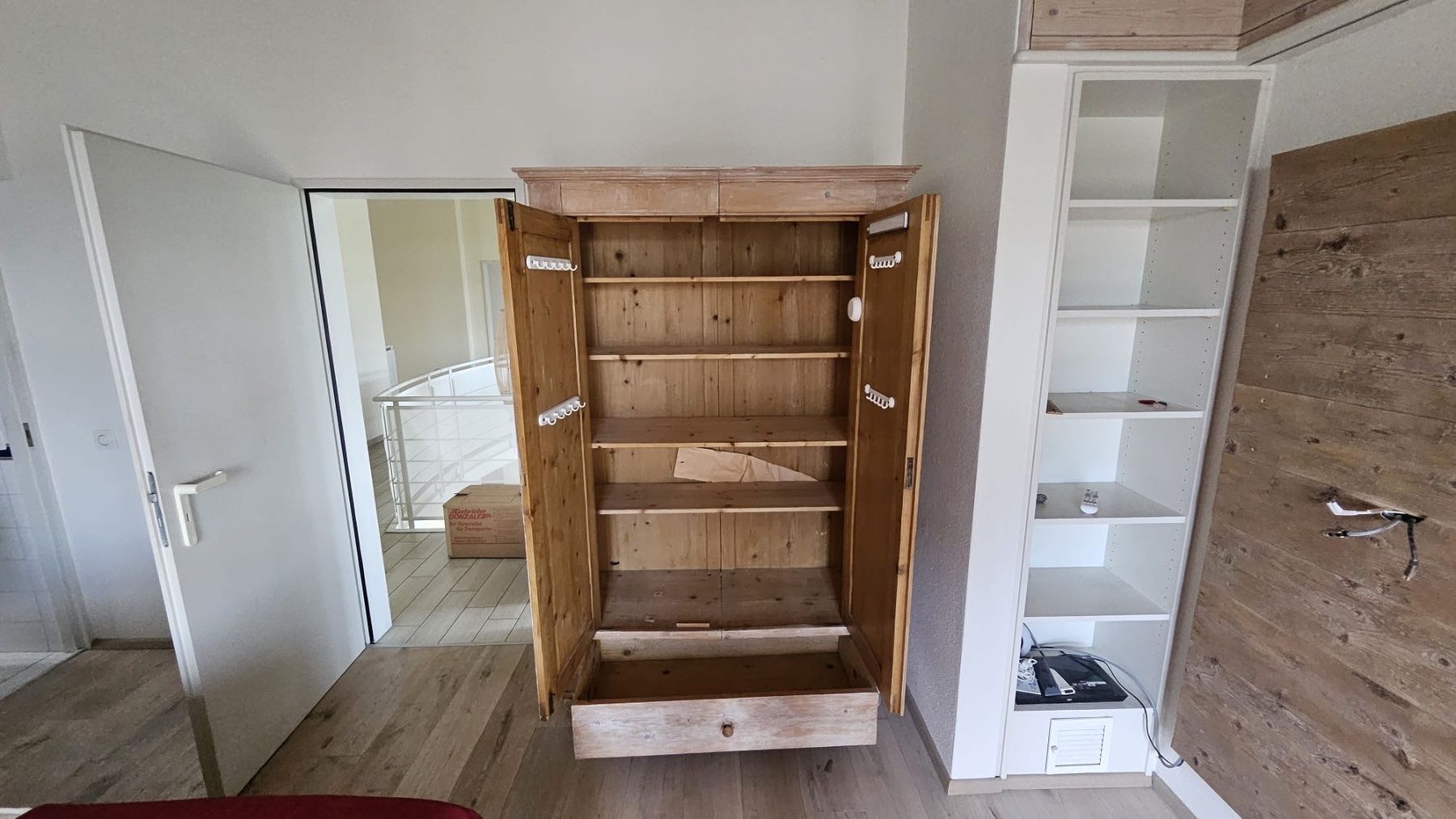 Armadi: Schöner Weichholzschrank – Usato da Schaffhausen venduto da kha_wh59 3