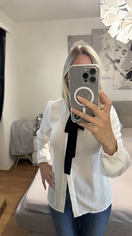 Blusen: Weisse Bluse mit Schleife, Grösse XS – Gebraucht aus Pfäffikon SZ von mer_qc7w