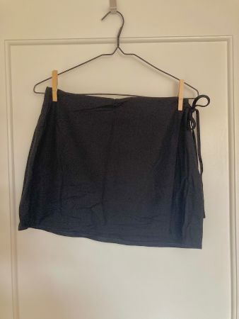 Schwarzer Wickelrock von Mango